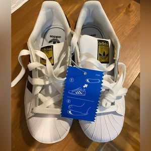 Adidas Superstar Sneaker youth size 2 BRAND NEW!
